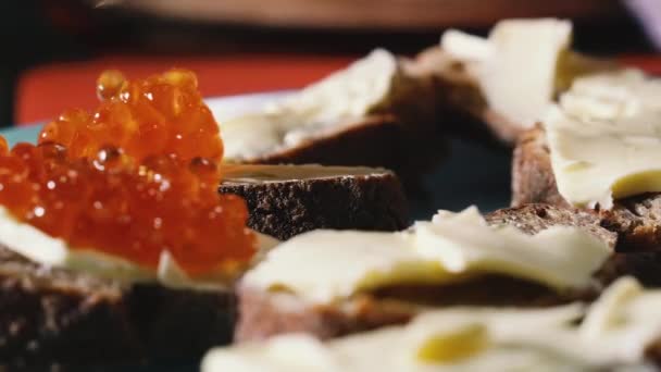 Caviar Rojo Caviar Rojo Untado Sobre Pan Integral Mantequilla — Vídeos de Stock