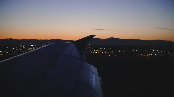 Podróż Samolot Przelatuje Nad Nocnym Miastem — Wideo stockowe
