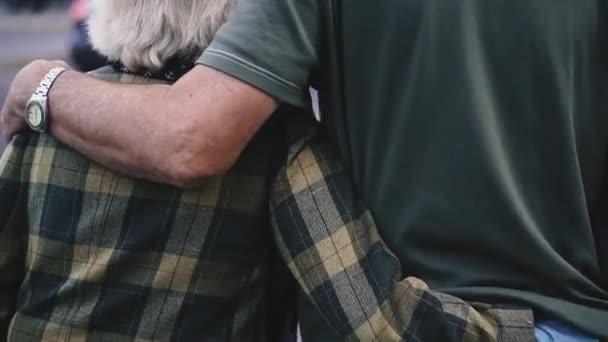 Yaşlanmış Insanlar Yaşlı Bir Çift Cadde Boyunca Sarılıyor — Stok video