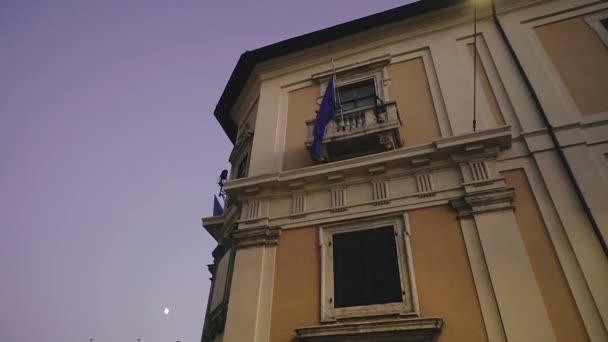 欧州連合の旗 欧州連合の旗が建物にかかっています — ストック動画