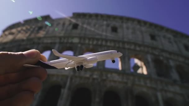Podróż Zabawkowy Samolot Leci Tle Zabytkowego Budynku Koloseum Rzym Włochy — Wideo stockowe