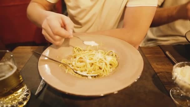 カルボナーラペースト男はパスタカルボナーラのイタリア料理を食べる — ストック動画