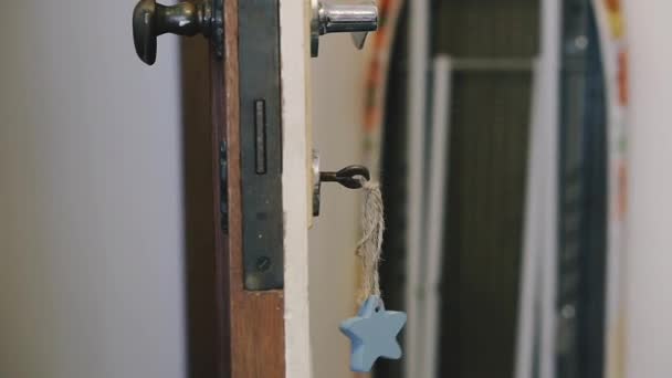 Giriş Kapısı Bir Adam Kilidi Anahtarla Açıyor — Stok video