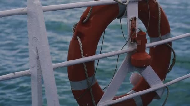 救生圈 漂浮在海面上的船只上的救生圈 — 图库视频影像