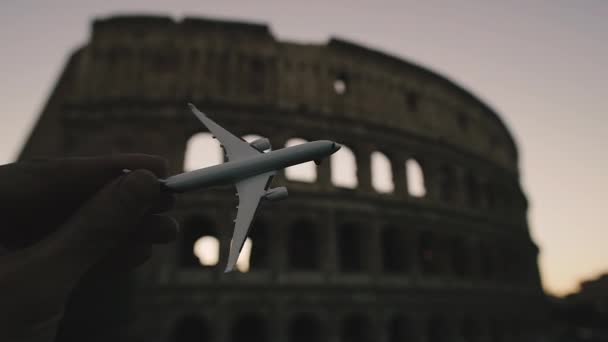 Viaggio Sullo Sfondo Dello Storico Edificio Del Colosseo Vola Aeroplano — Video Stock