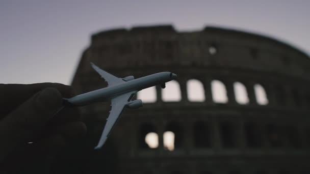 Reis Een Speelgoedvliegtuig Vliegt Tegen Achtergrond Van Het Historische Colosseum — Stockvideo