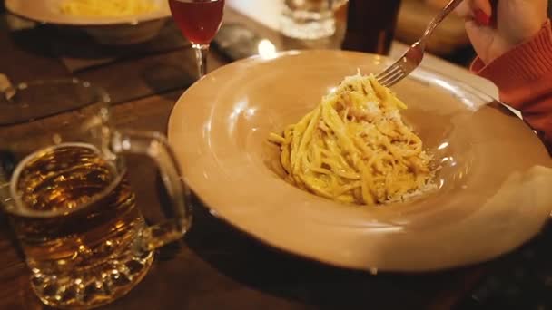 Pasta Carbonary Mężczyzna Zjada Włoskie Danie Makaronu Carbonara — Wideo stockowe