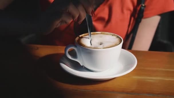 Een Cappuccino Handlepel Roert Suiker Een Kopje Cappuccino — Stockvideo