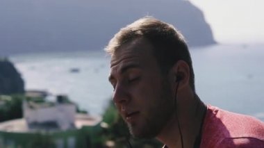 Müzik dinlemek için kulaklık. Adam bluetooth kulaklıkla müzik dinliyor..