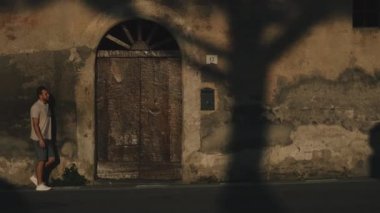 Seyahat et. Adam Sorrento 'nun eski bölgesinde yürüyor. İtalya.