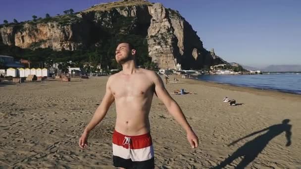 Пляж Хлопець Стоїть Пляжі Купається Сонці Теракіна Італія — стокове відео