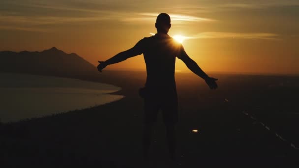 Viaggio Ragazzo Trova Sulla Cima Una Montagna Guarda Tramonto — Video Stock