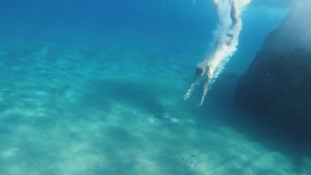 Море Парень Ныряет Скалы Море Плавает Водой — стоковое видео