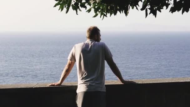 Море Хлопець Дивиться Зверху Море — стокове відео