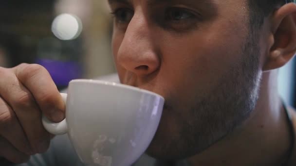 Kávu Muž Pije Šálku Kávy — Stock video