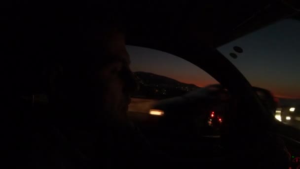 Подорожуйте Машині Чоловік Їде Машині Вночі — стокове відео