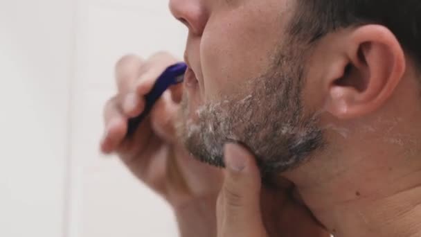 Tek Kullanımlık Jilet Adam Tek Kullanımlık Jiletle Banyoda Tıraş Oluyor — Stok video