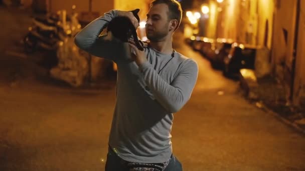 庭の猫を撫でていた男 イタリアだテラチーナ — ストック動画