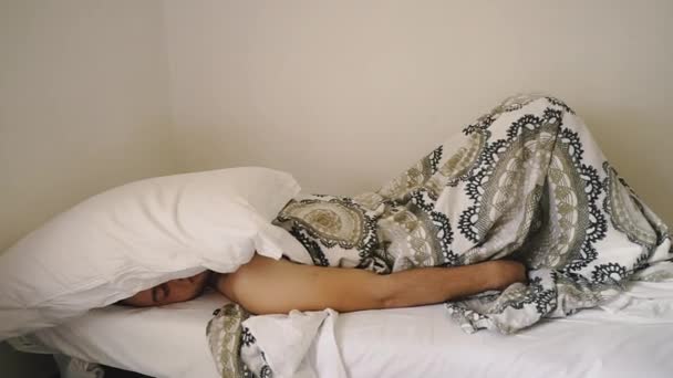 Schlaf Der Typ Der Auf Dem Bett Schläft Mit Kopfkissen — Stockvideo