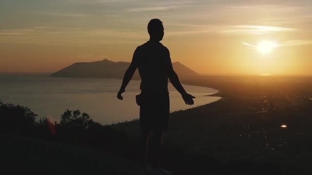 Reise Ein Kerl Steht Auf Einem Berg Und Schaut Den — Stockvideo