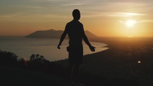 Viagem Cara Fica Topo Uma Montanha Olha Para Pôr Sol — Vídeo de Stock