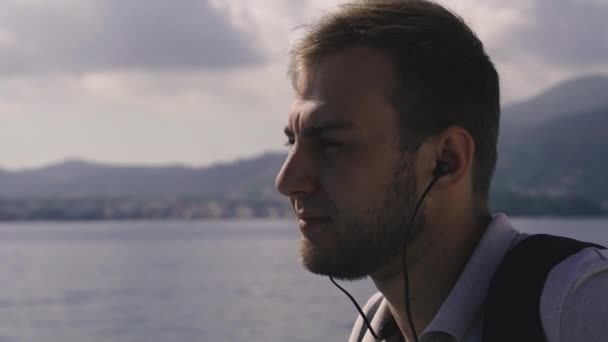 Auscultadores Para Ouvir Música Cara Ouve Música Através Fones Ouvido — Vídeo de Stock
