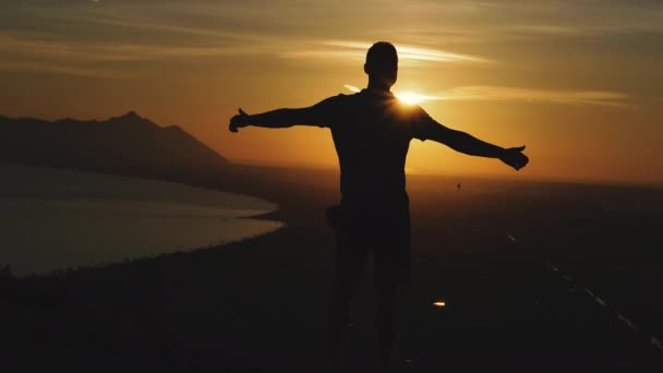 Подорож Хлопець Стоїть Вершині Гори Дивиться Захід Сонця — стокове відео