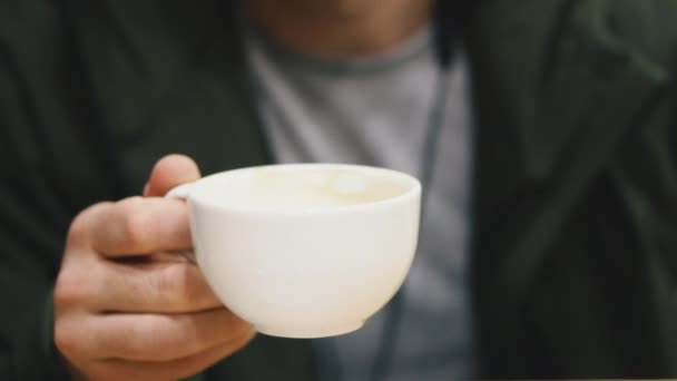 Καφές Ένας Άντρας Πίνει Από Ένα Φλιτζάνι Καφέ — Αρχείο Βίντεο