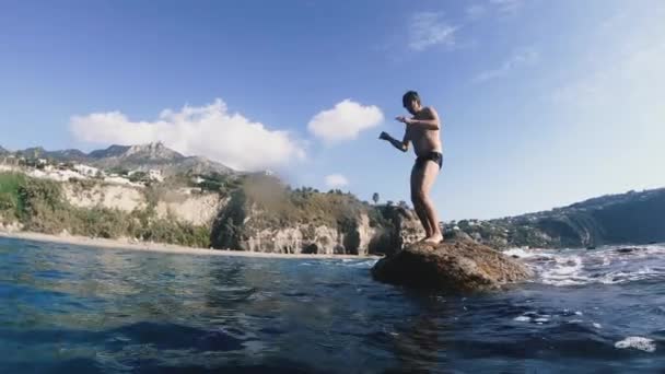 Mar Tipo Sumerge Desde Acantilado Mar Nada Bajo Agua — Vídeos de Stock