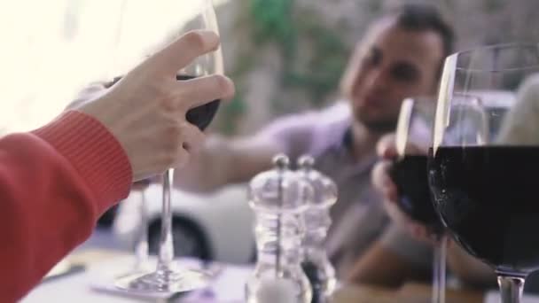 Wino Facet Pije Czerwone Wino — Wideo stockowe