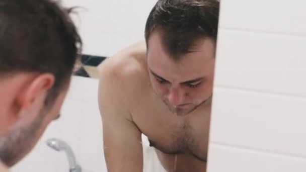 Tek Kullanımlık Jilet Adam Tek Kullanımlık Jiletle Banyoda Tıraş Oluyor — Stok video