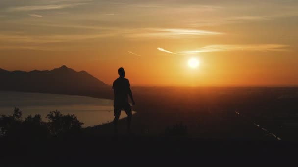 Viagem Cara Fica Topo Uma Montanha Olha Para Pôr Sol — Vídeo de Stock