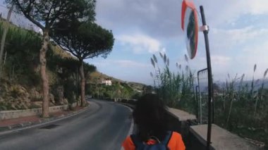 Ischia Adası. Bir kız Ischia adasında yürüyor. İtalya.
