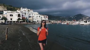 Ischia Adası. Bir kız Ischia adasında yürüyor. İtalya.