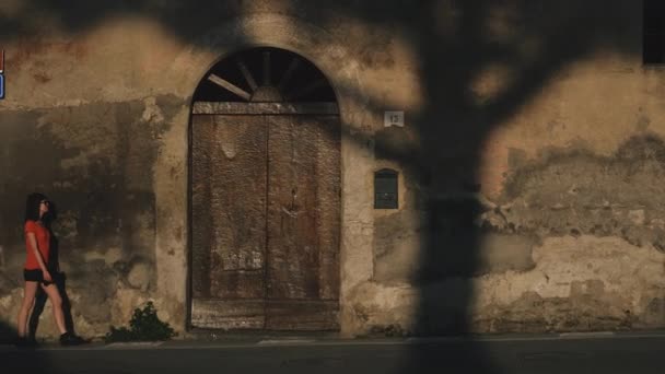 Viaje Una Chica Camina Por Las Viejas Calles Sorrento Italia — Vídeos de Stock