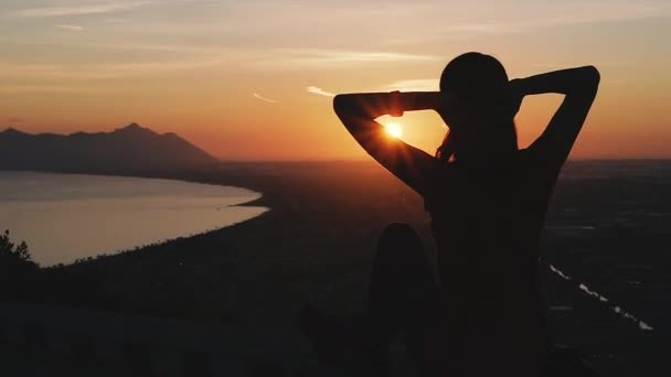 Viaggio Ragazza Guarda Tramonto Italia Terracina — Video Stock