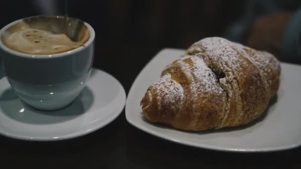 Croissant Croissant Con Chocolate Negro — Vídeo de stock