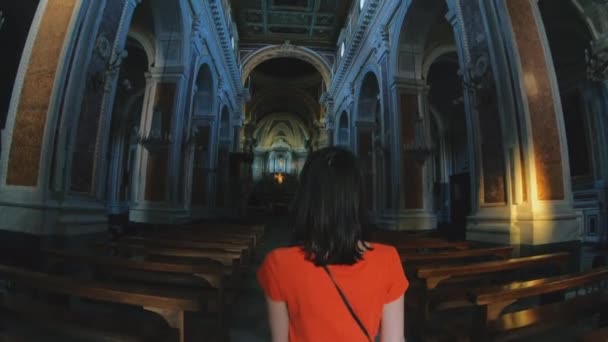 Catedral Una Chica Camina Por Una Vieja Catedral Sorrento Italia — Vídeo de stock