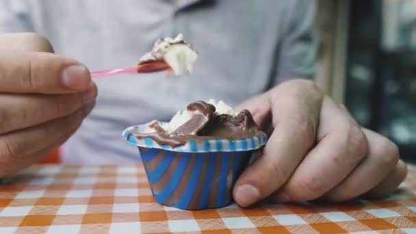 Gelado Homem Está Comendo Sorvete — Vídeo de Stock