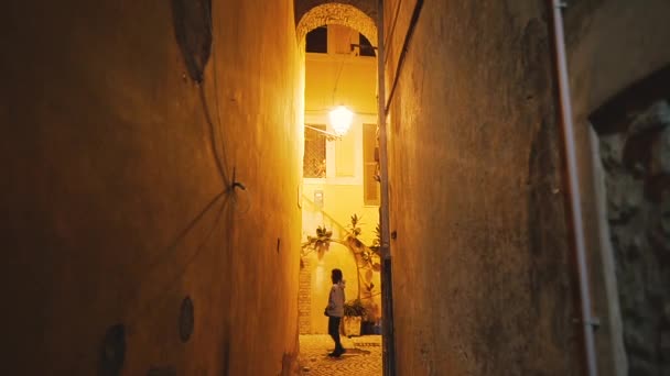 Подорож Дівчинка Проходить Через Нічне Місто Террачіна Італія — стокове відео