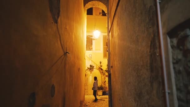 Viaje Una Chica Camina Por Ciudad Nocturna Terracina Italia — Vídeo de stock