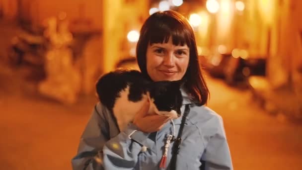 Gato Menina Acariciando Gato Contra Pano Fundo Cidade Noite Itália — Vídeo de Stock