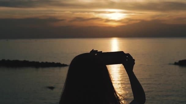 Telefon Komórkowy Dziewczyna Robi Zdjęcia Morza Telefonach Komórkowych — Wideo stockowe