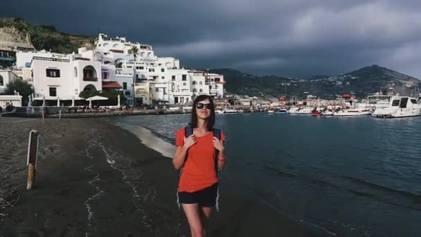 Isola Ischia Una Ragazza Cammina Isola Ischia Italia — Video Stock