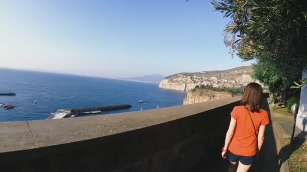 Viaje Una Chica Camina Por Paseo Marítimo Sorrento Italia — Vídeo de stock