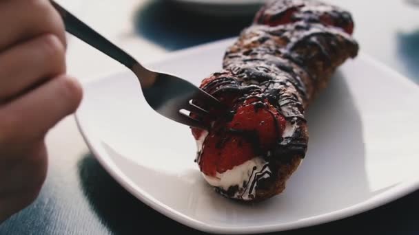 Lekker Eten Hand Met Een Lepel Breekt Een Stuk Taart — Stockvideo