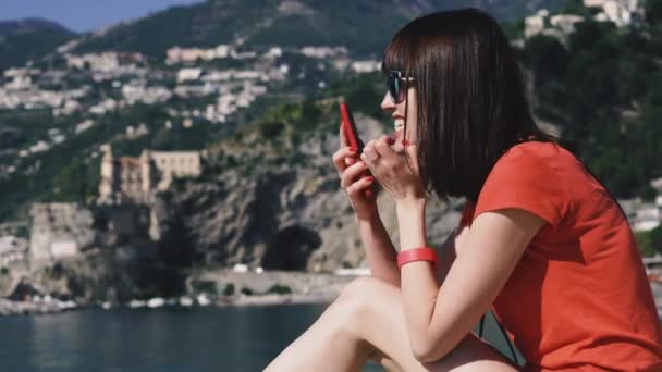 Telemóvel Menina Pega Telefone Celular Enquanto Viaja Ilha Ischia Itália — Vídeo de Stock