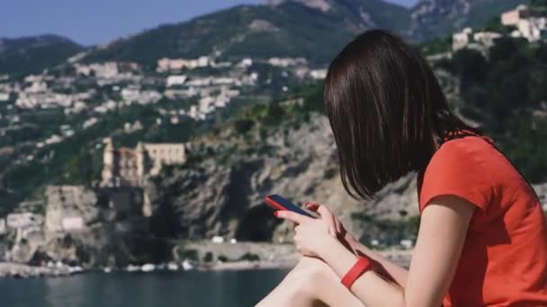 Telemóvel Menina Pega Telefone Celular Enquanto Viaja Ilha Ischia Itália — Vídeo de Stock