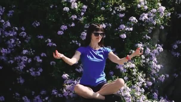 少女は蓮の花の位置に座っている イタリア — ストック動画