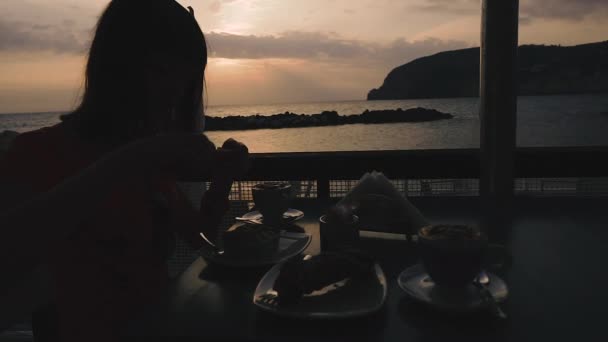 Koffie Snoep Een Meisje Zit Een Café Aan Zee Drinkt — Stockvideo